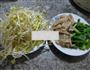 鹅肠炒黄豆芽的做法图解1