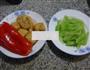 红椒油豆腐炒莴笋的做法图解1