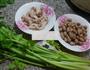 五花肉花生米炒芹菜的做法图解1