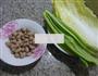 尖椒花生米炒白菜的做法图解1