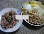 蟹味菇白菜龙骨汤的做法图解1