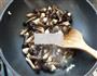 姬松茸爆炒鱿鱼丝的做法图解4