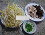 黑木耳五花肉炒黄豆芽的做法图解1