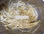 金针菇鸡蛋饼的做法图解1