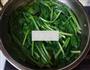 脆果仁拌菠菜的做法图解4
