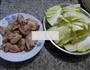 白菜煮鸡翅的做法图解1