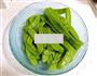 腊肠炒荷兰豆的做法图解1