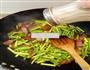 腊肉炒蒜薹的做法图解6