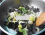 木耳炒白菜的做法图解9