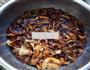 台蘑炒鸡蛋的做法图解2