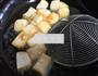 小炒豆腐果的做法图解3