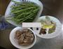 排骨炖豆角的做法图解1