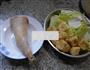 油豆腐白菜煮腊鸡腿的做法图解1