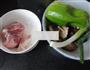 香菇青椒猪肉锅贴的做法图解1
