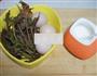 香椿厚蛋烧的做法图解1