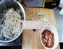 豆芽炒肉的做法图解3