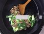 山蘑菇油菜炒肉的做法图解5