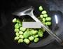 笋干菜蚕豆汤的做法图解3