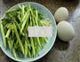 芦笋炒鸡蛋的做法图解1