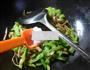 笋干菜五花肉炒尖椒的做法图解6
