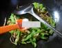 笋干菜五花肉炒尖椒的做法图解7