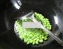 开洋笋干菜炒毛豆的做法图解3