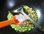 开洋笋干菜炒毛豆的做法图解6