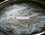芹菜炒粉条的做法图解1