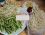 豆角焖面的做法图解1