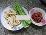 尖椒泡菜炒腐竹的做法图解1