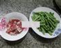 咸肉炒梅豆的做法图解1