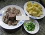 土豆烧排骨的做法图解1