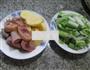 小白菜腊鸡腿煮土豆的做法图解1