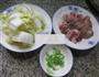 咸肉鸡胗炒白菜的做法图解1