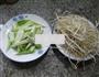 丝瓜炒绿豆芽的做法图解1
