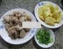 土豆烧鸡块的做法图解1