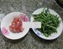 肉末炒带豆的做法图解1