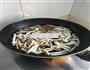 肉末蟹味菇的做法图解1