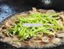 五花肉炒鲜蘑的做法图解9