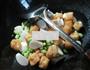 毛豆茭白煮小油豆腐的做法图解3
