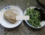 黑木耳带豆煮烤麸的做法图解1