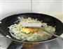 鸡蛋炒洋葱的做法图解7