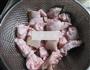 香辣猪手烧花生的做法图解2