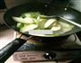 蒜片炒丝瓜的做法图解3