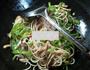 尖椒猪肉韭菜芽炒面的做法图解4