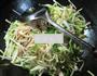 尖椒猪肉韭菜芽炒面的做法图解5