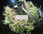 尖椒猪肉韭菜芽炒面的做法图解7