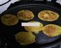 鲜玉米饼的做法图解7