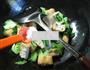 秀珍菇油豆腐炒青菜的做法图解7