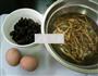 黑木耳黄花菜炒鸡蛋的做法图解1